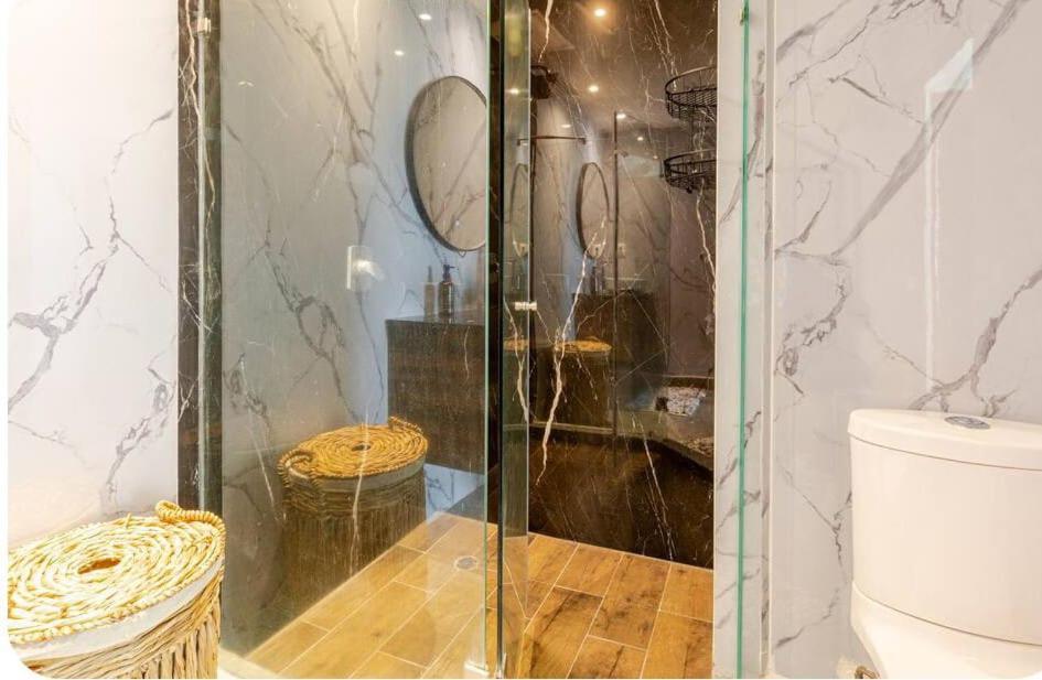 Luxury With Amazing Pool, Gym, Sauna, Wifi Apartment *