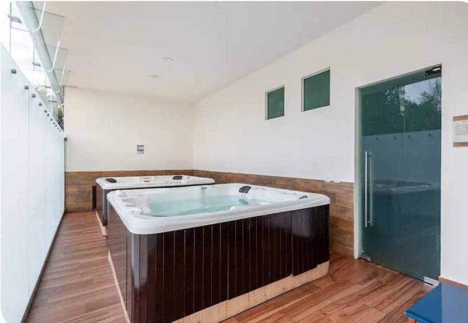 Apartment Luxury With Amazing Pool, Gym, Sauna, Wifi